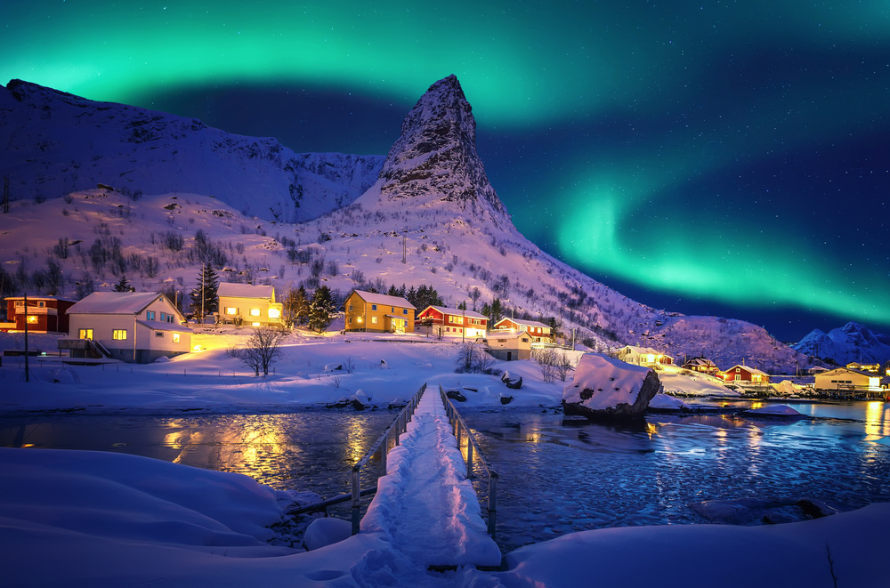 Montagnes illuminées par les aurores boréales, Laponie