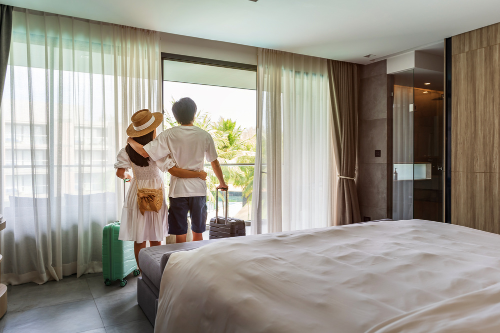 Un couple dans leur chambre d'hôtel en admirant la vue