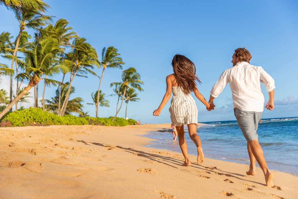 Un couple en vacances à la plage