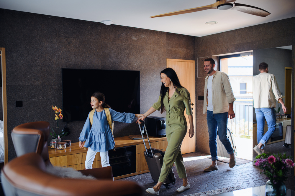 Une famille qui arrive dans leur chambre d'hôtel, vacances