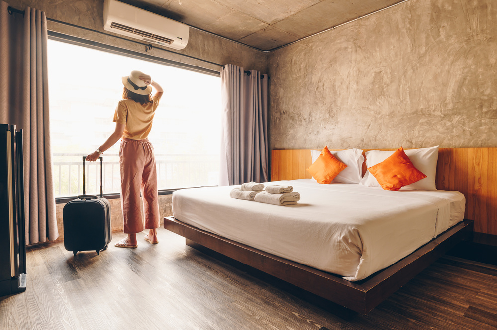 Une touriste dans sa chambre d'hôtel