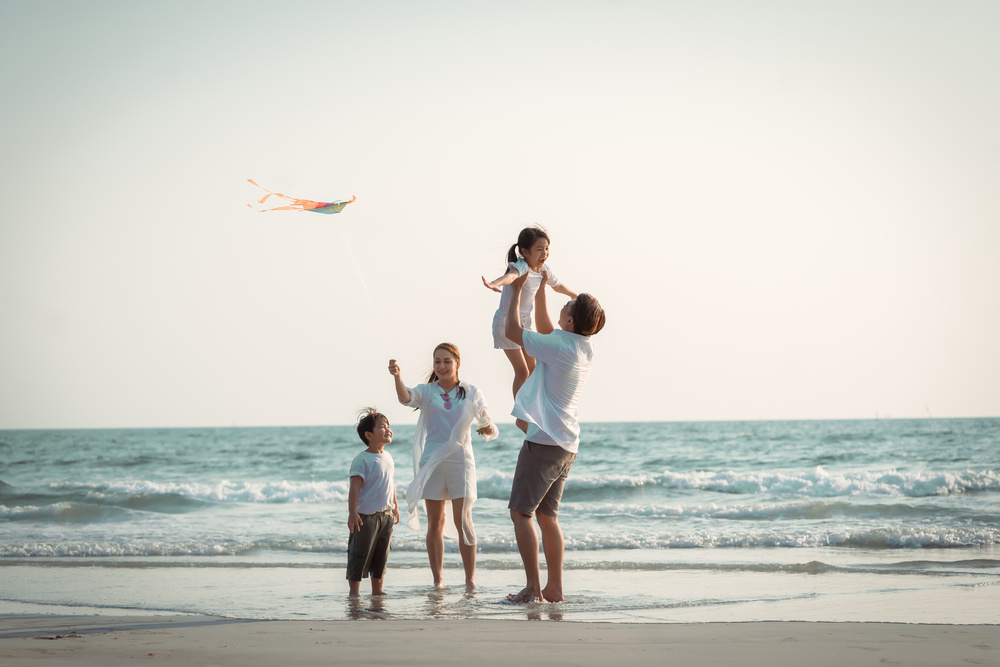 Famille en vacances à la plage