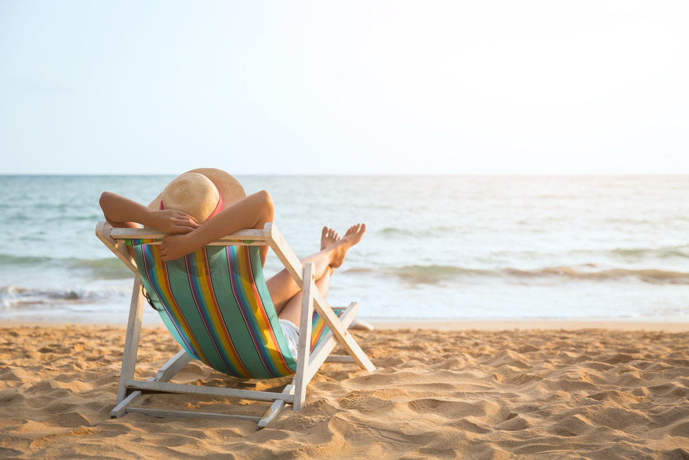 Femme sur son transat à plage