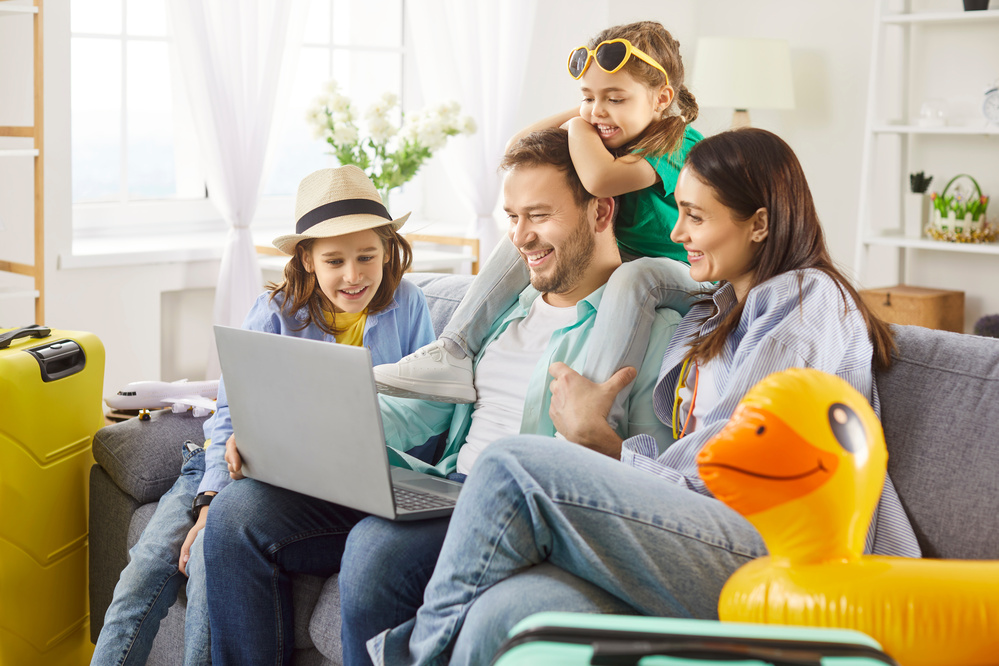 Une famille qui réserve des vacances