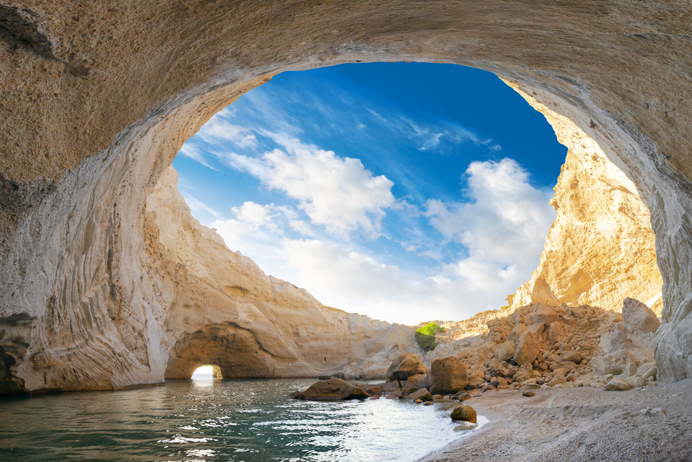 Vue de la grotte volcanique ouverte de Sykia, île de Milos, Cyclades, Grèce