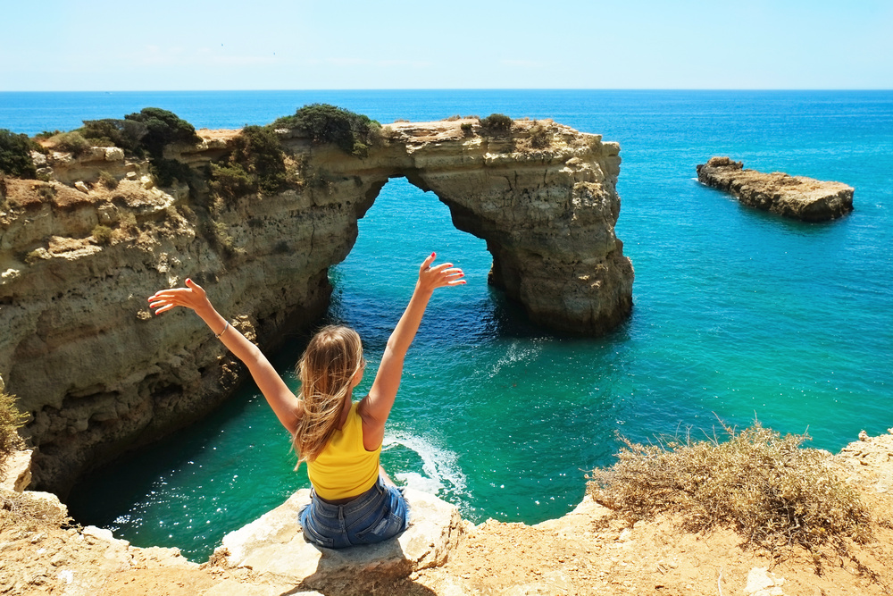 Vue magnifique sur la plage d'Algarve, Portugal