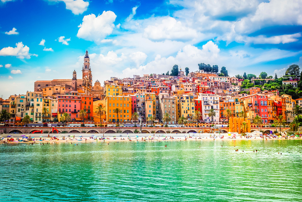 Vue sur les bâtiments colorés, Menton, France