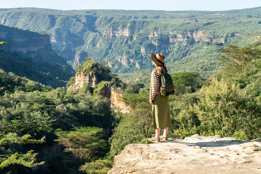 Touriste regardant les montagnes, Kenya