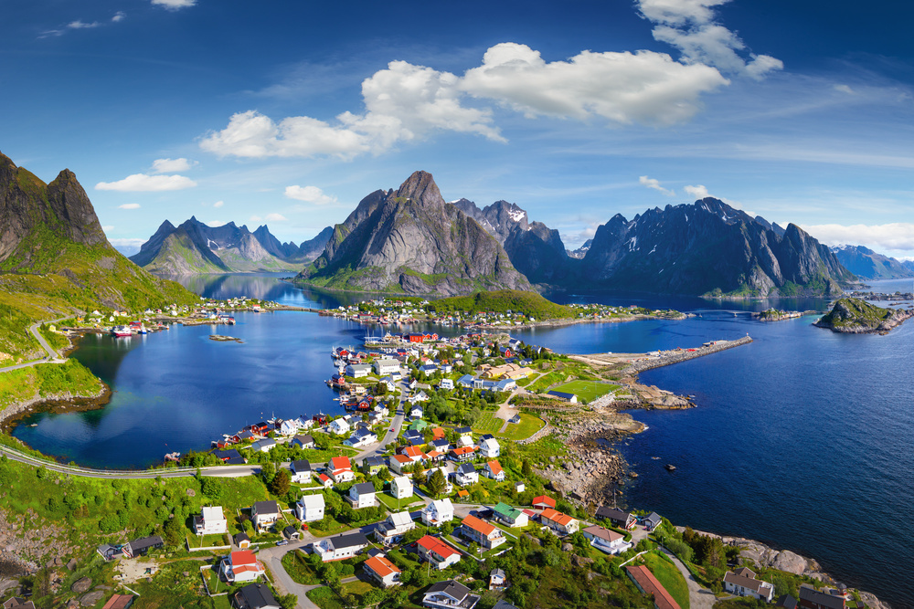 Vue sur le village Reine, Norvège