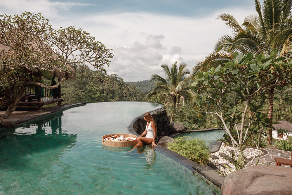 Femme à l'hôtel à la piscine à Bali, Indonésie